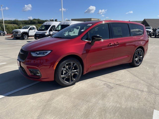 2026 Chrysler Pacifica Select's photo