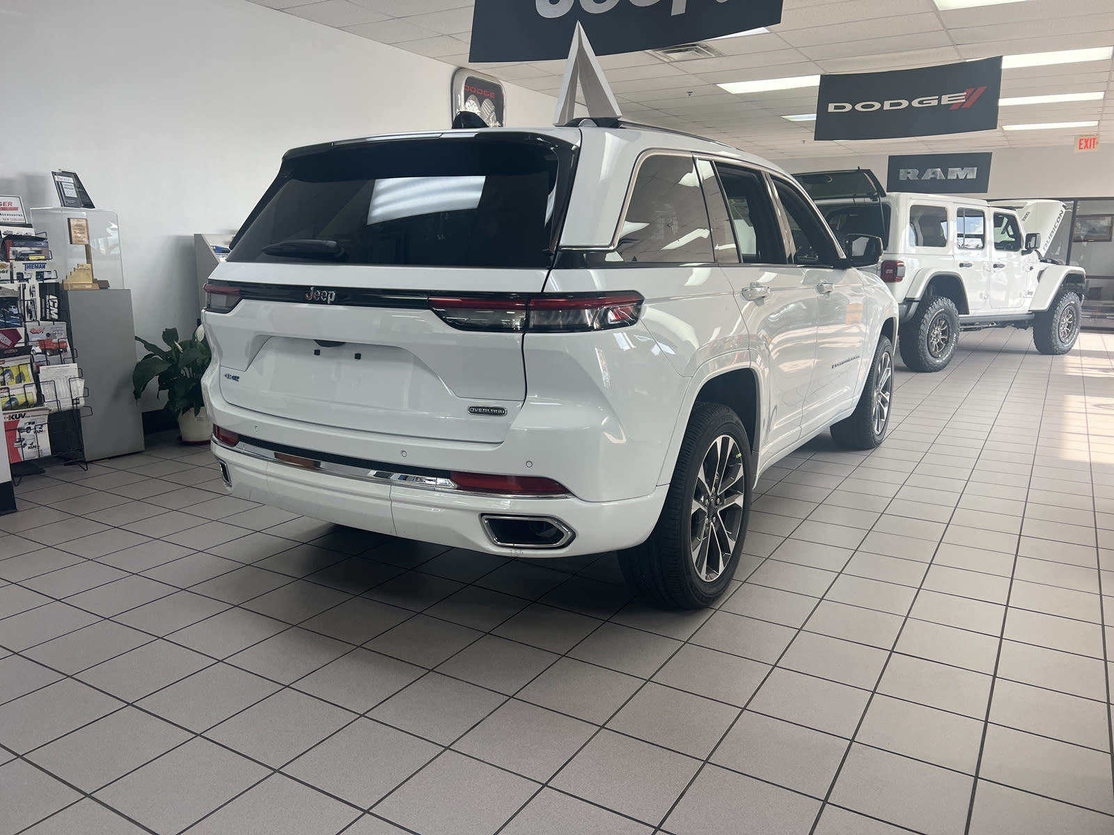 2023 Jeep Cherokee Overland photo 4