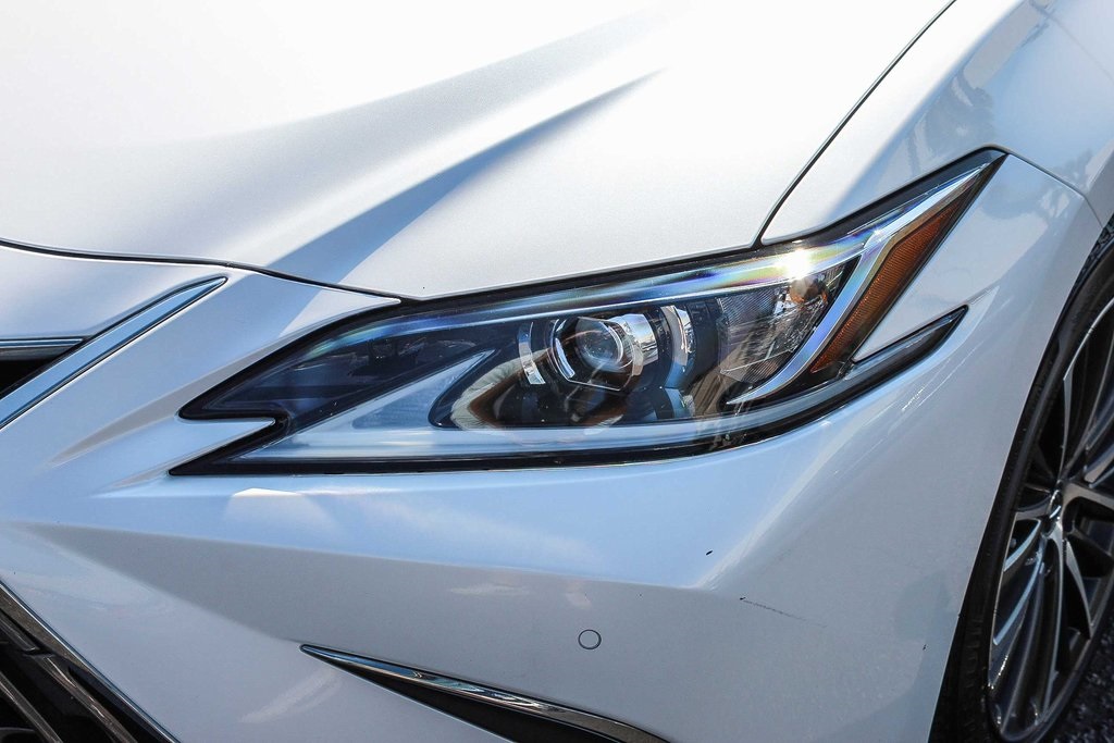 2022 Lexus ES 300h photo 3