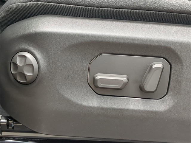 2025 Jeep Wrangler Sahara photo 19