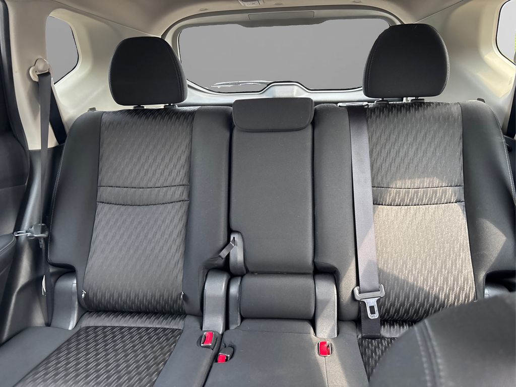 2017 Nissan Rogue SV photo 17