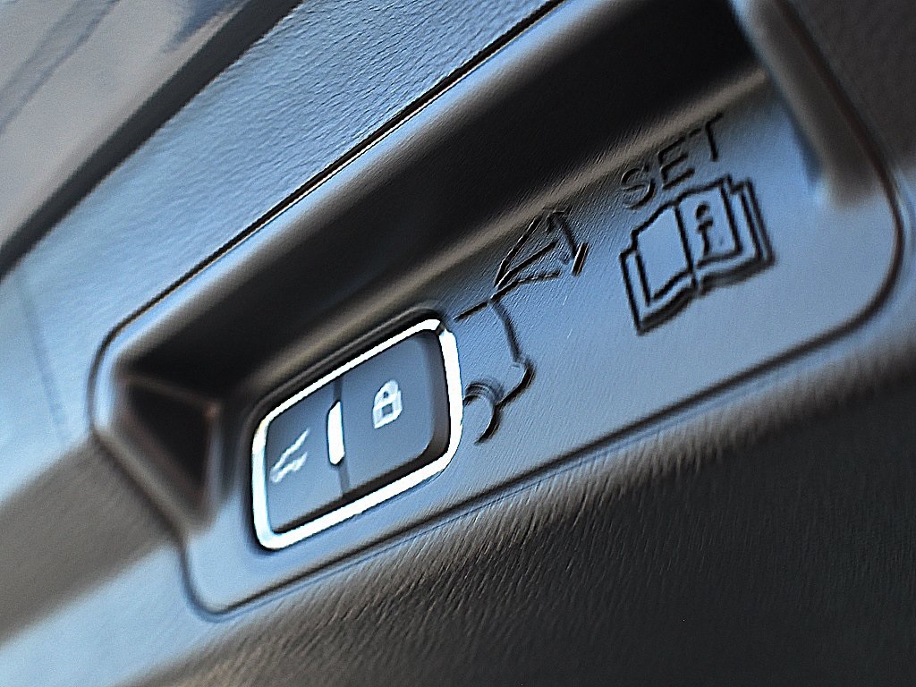 2025 Ford Explorer ST-Line photo 23