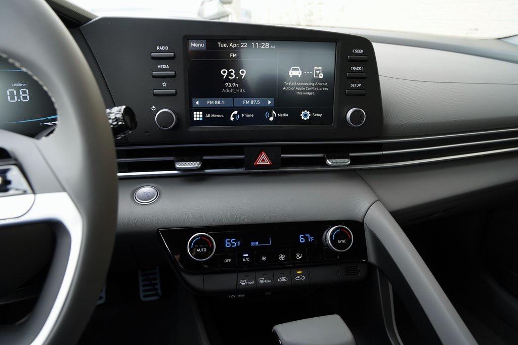 2025 Hyundai Elantra SEL Sport photo 13