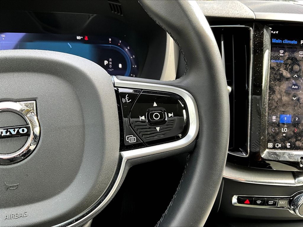 2025 Volvo XC60 B5 Plus photo 20