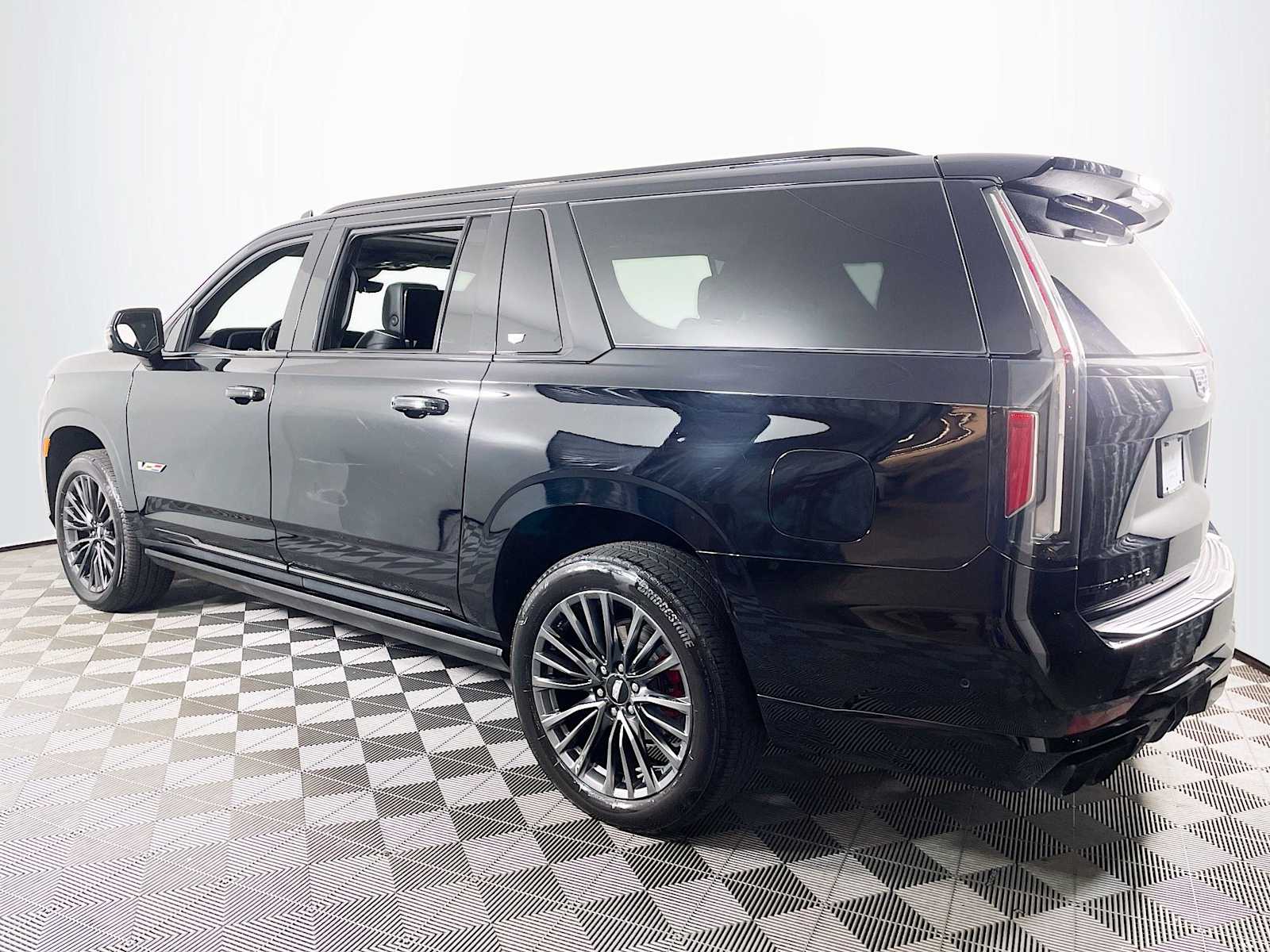 2024 Cadillac Escalade ESV V-Series photo 3