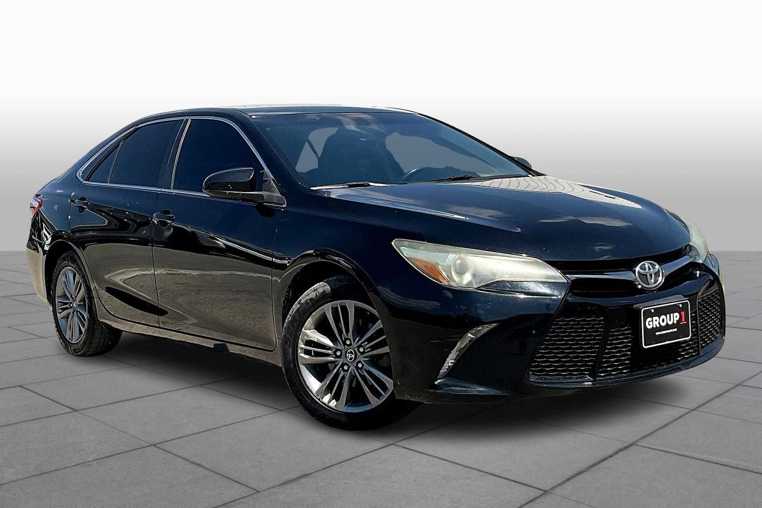 2016 Toyota Camry SE photo 2