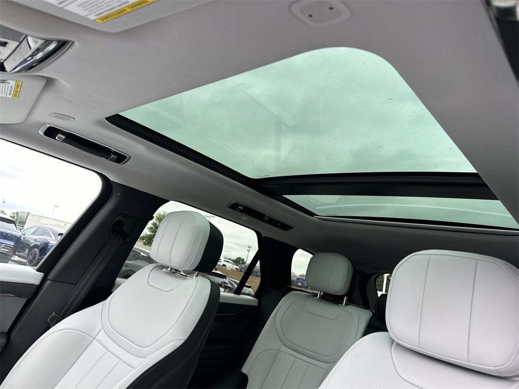2025 Land Rover Range Rover Sport SE photo 17