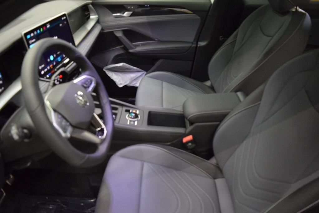 2025 Volkswagen Tiguan SE R-Line Black photo 4