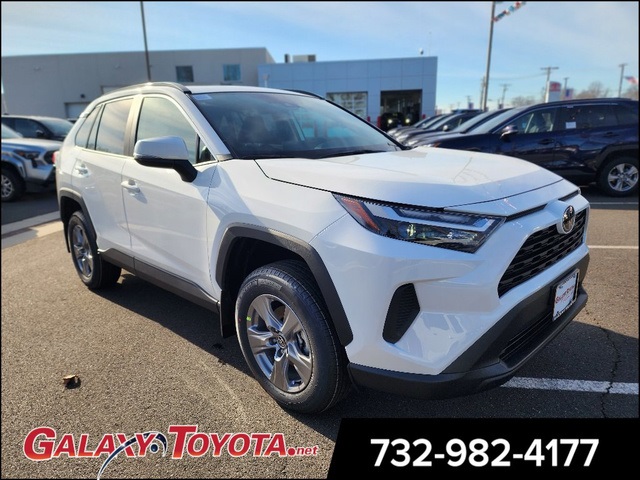 2025 Toyota RAV4 XLE's photo