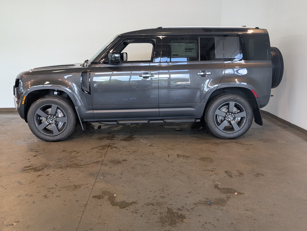 2025 Land Rover Defender 110 S photo 3