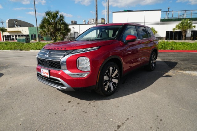 2025 Mitsubishi Outlander SE's photo