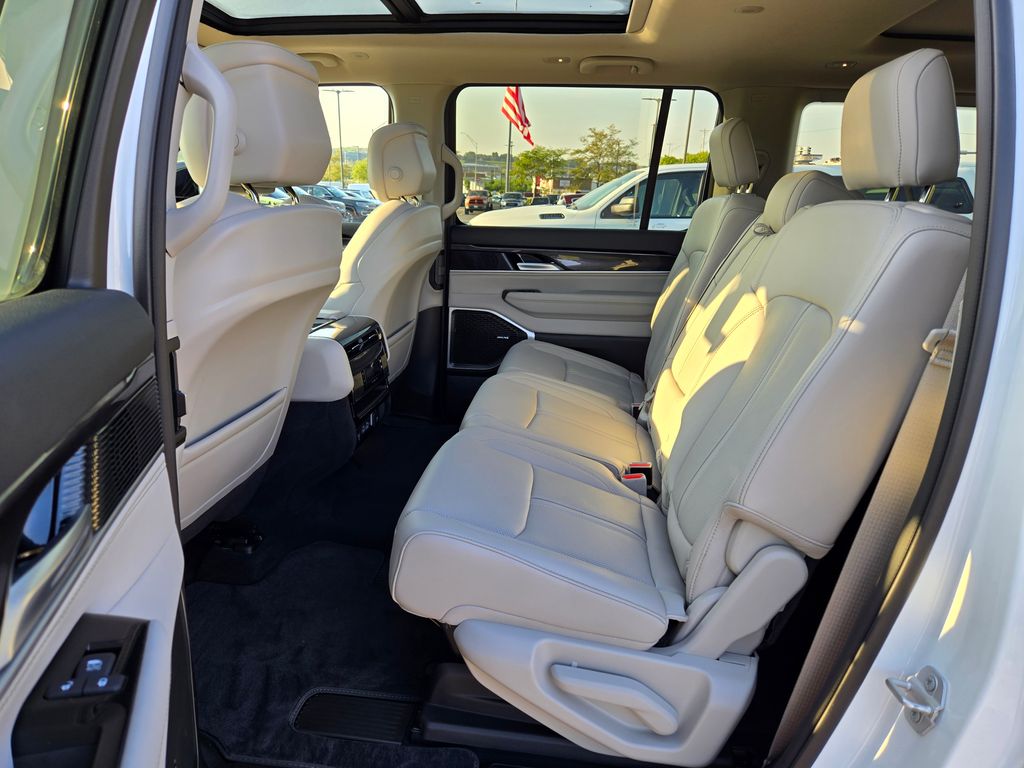 2024 Jeep Wagoneer Base photo 26