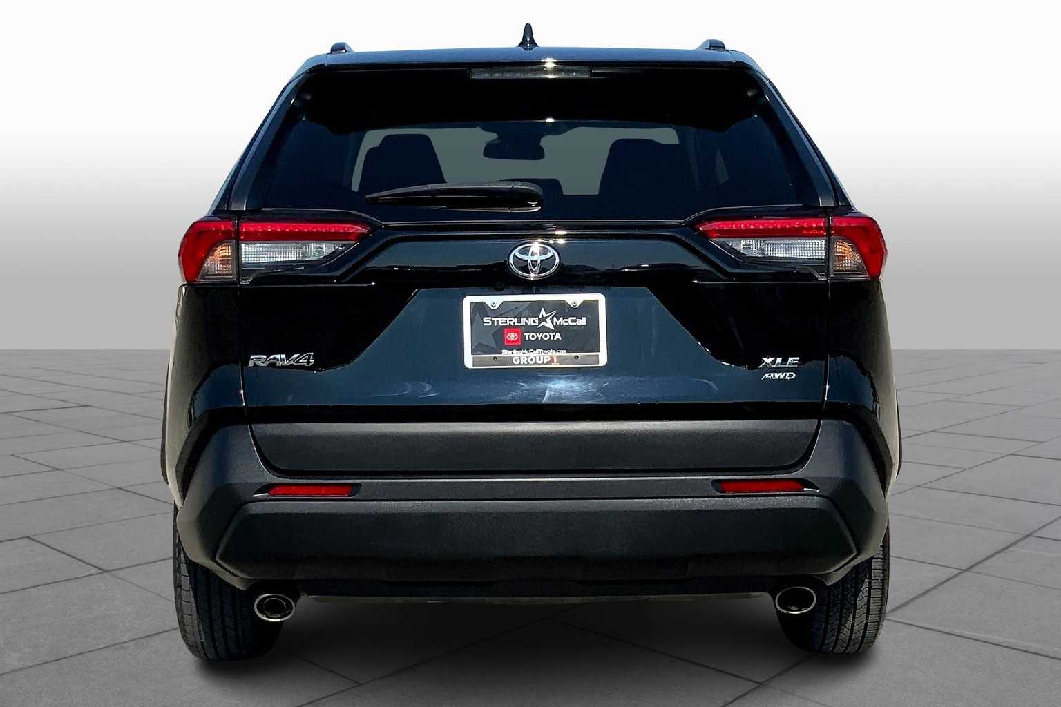 2021 Toyota RAV4 XLE photo 3