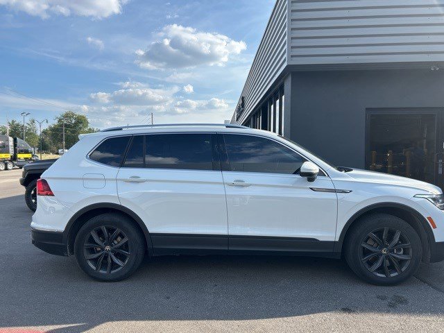 2022 Volkswagen Tiguan SE photo 3