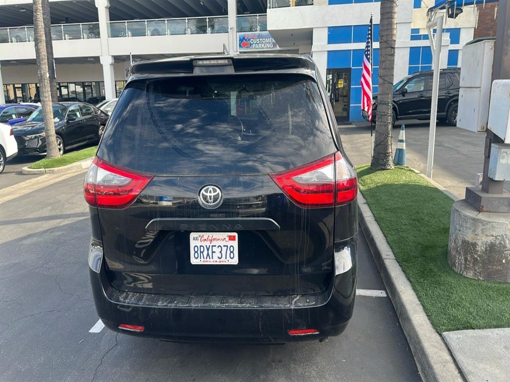 2020 Toyota Sienna L photo 4