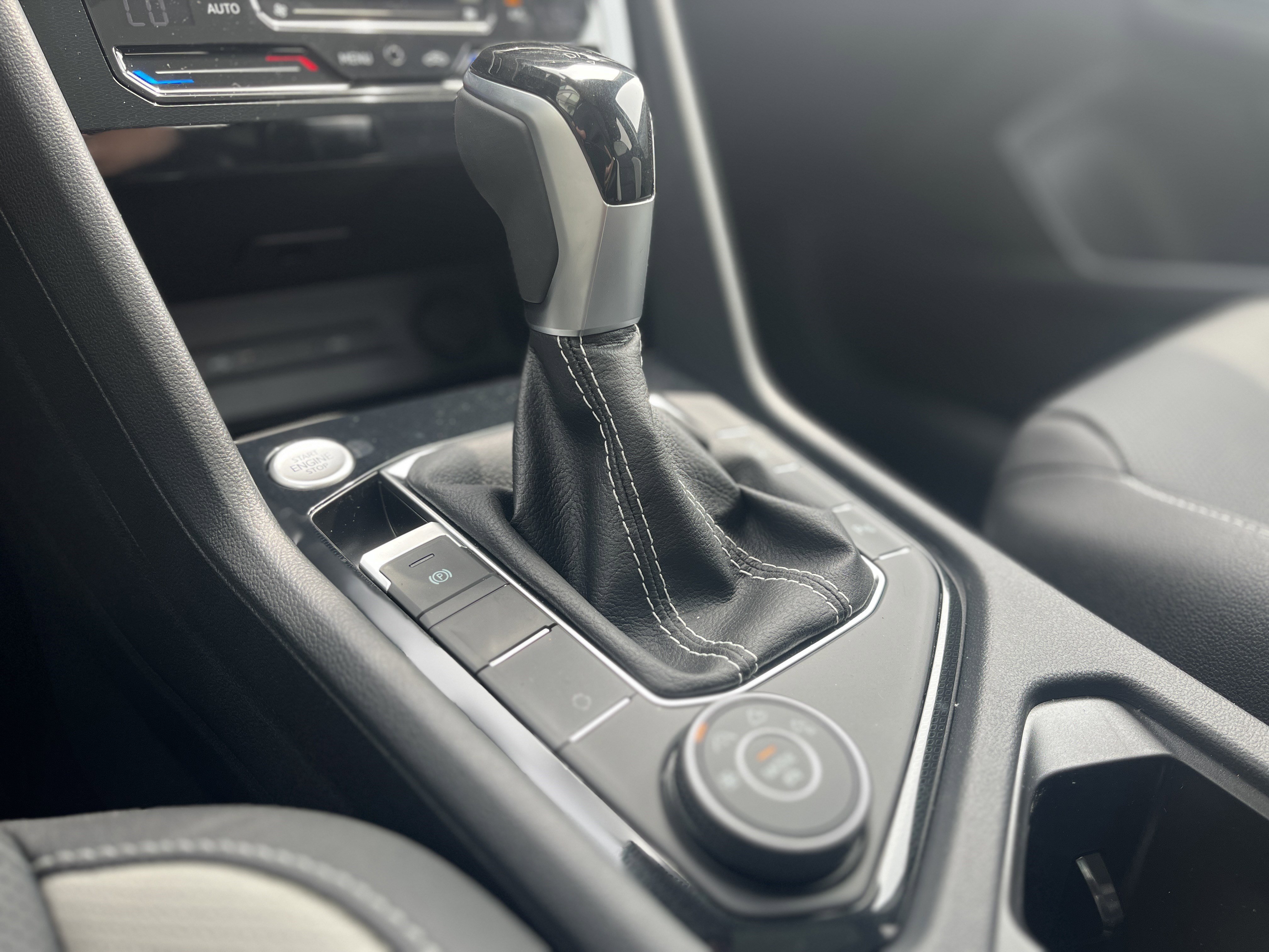 2025 Volkswagen Taos SEL photo 5