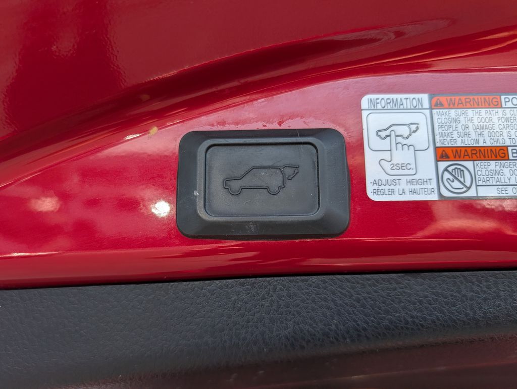 2016 Toyota RAV4 Limited photo 9