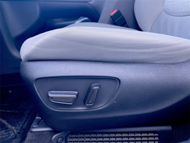 2024 Toyota Sienna LE photo 3