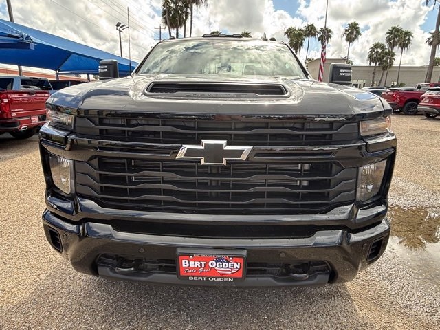 2025 Chevrolet Silverado 2500HD Custom photo 2