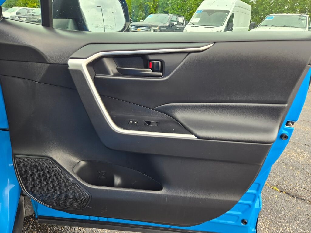 2021 Toyota RAV4 LE photo 6