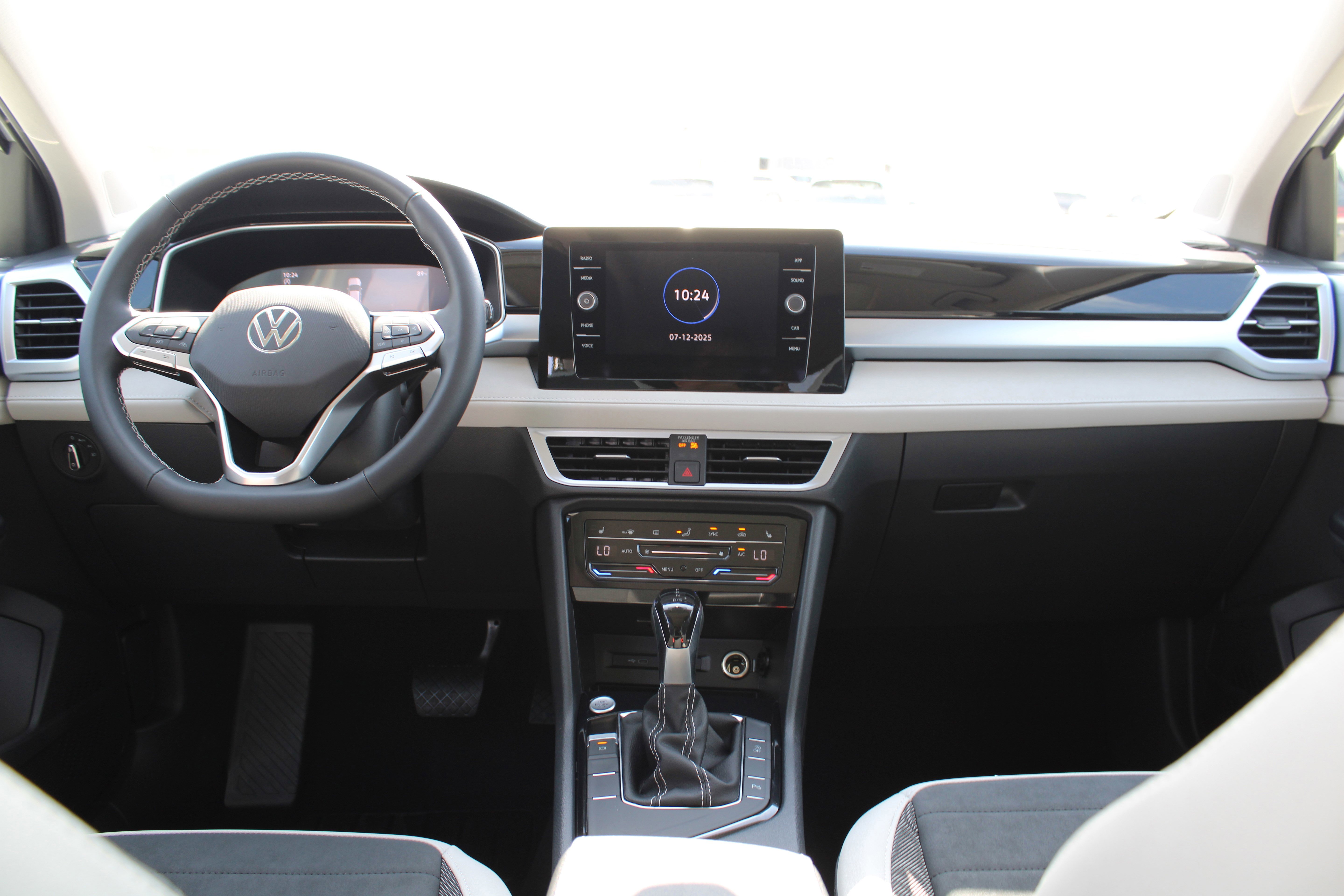 2025 Volkswagen Taos SE photo 2