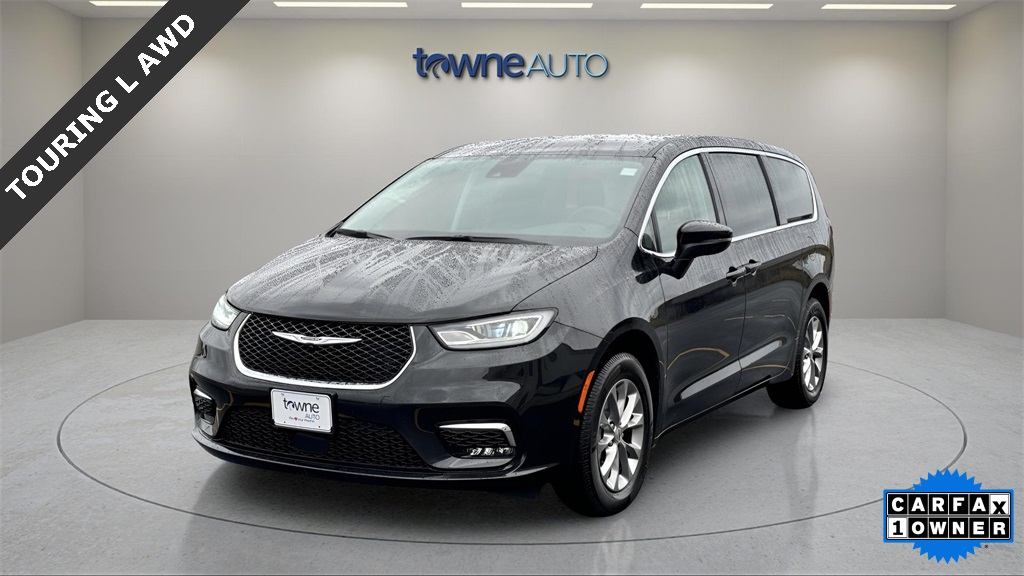 2023 Chrysler Pacifica Touring L's photo