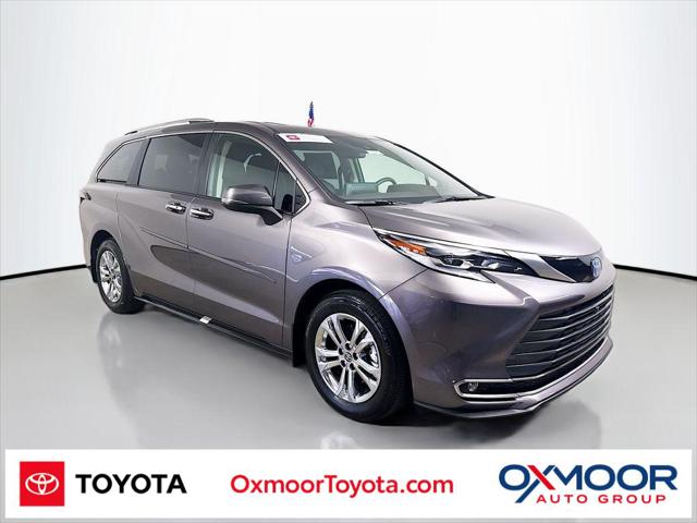 2023 Toyota Sienna Platinum's photo