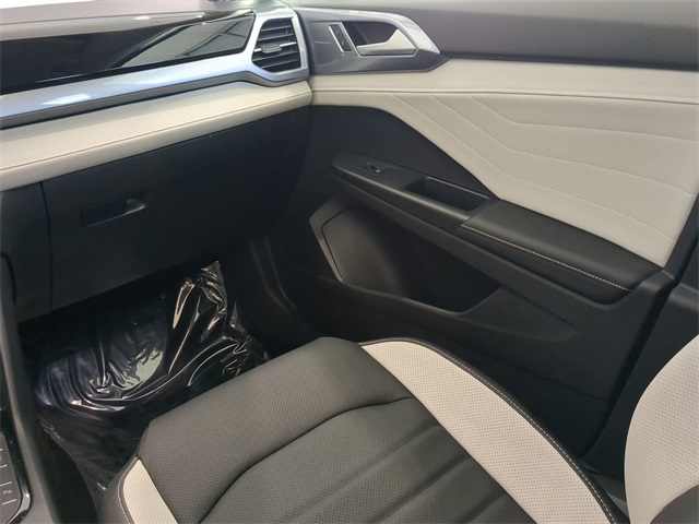 2025 Volkswagen Taos SEL photo 11