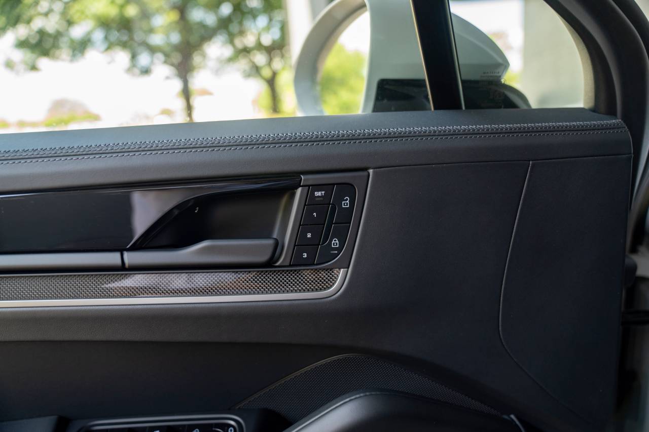 2025 Porsche Cayenne Turbo E-Hybrid Coupe photo 27