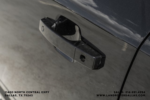2025 Land Rover Defender 110 X-Dynamic SE photo 36