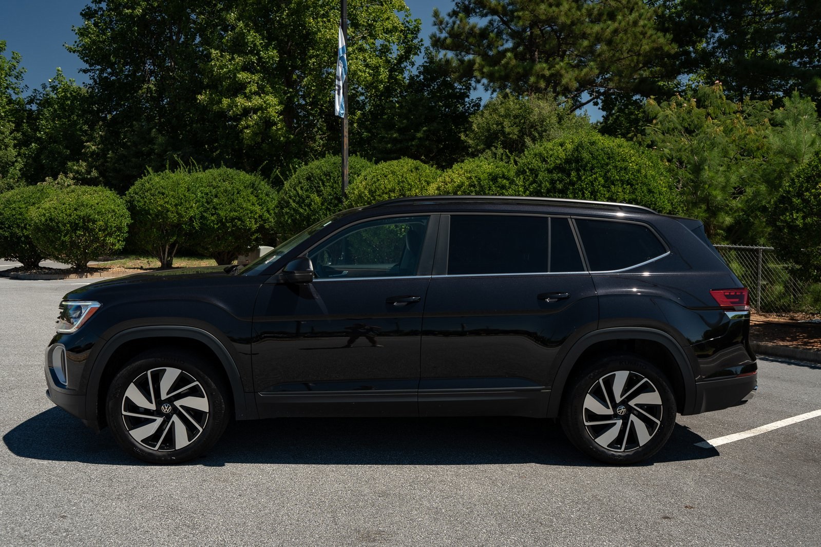 2024 Volkswagen Atlas Cross Sport SE Technology photo 3
