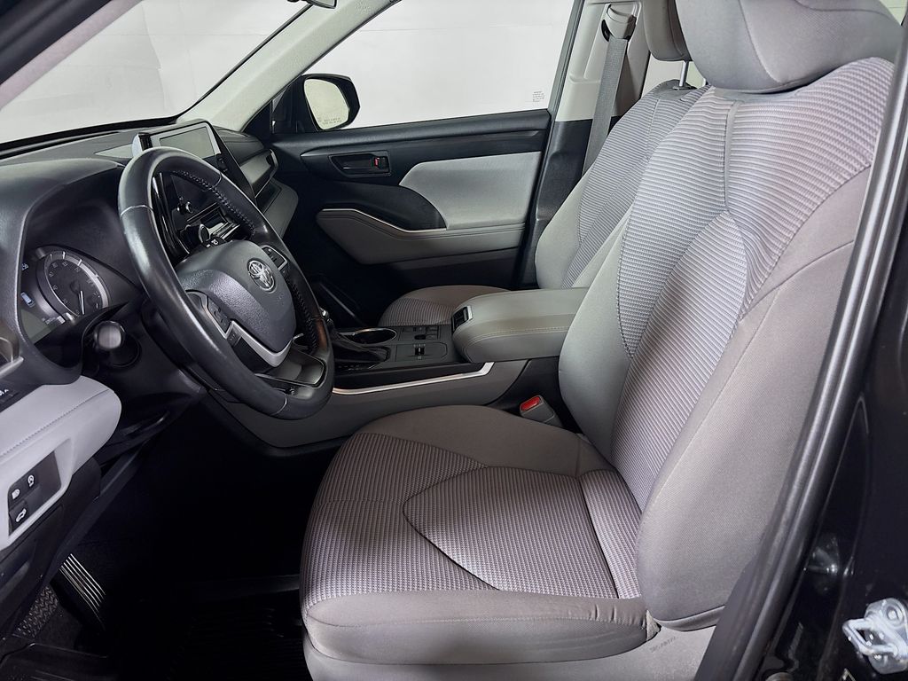 2023 Toyota Highlander L photo 10