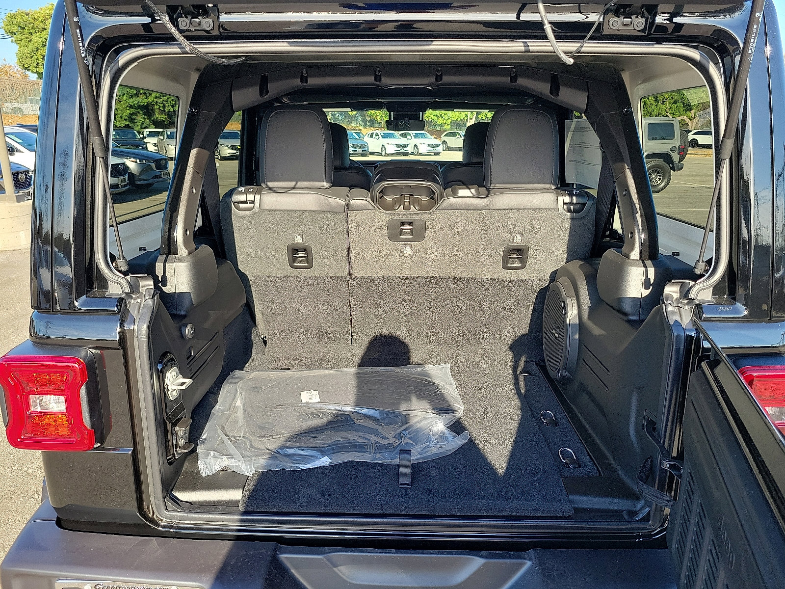 2025 Jeep Wrangler Sahara photo 18