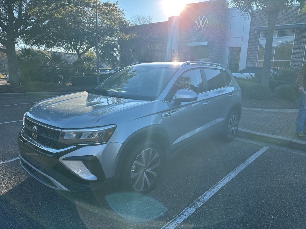 2023 Volkswagen Taos SE's photo