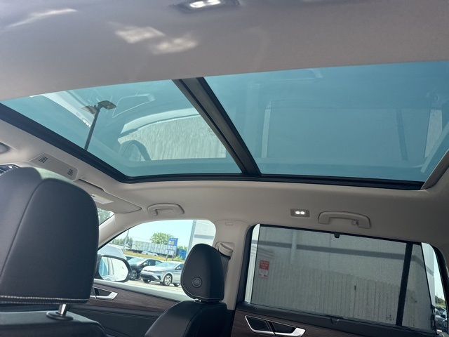 2025 Volkswagen Atlas SEL photo 13