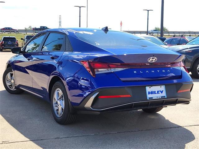 2025 Hyundai Elantra SE photo 3