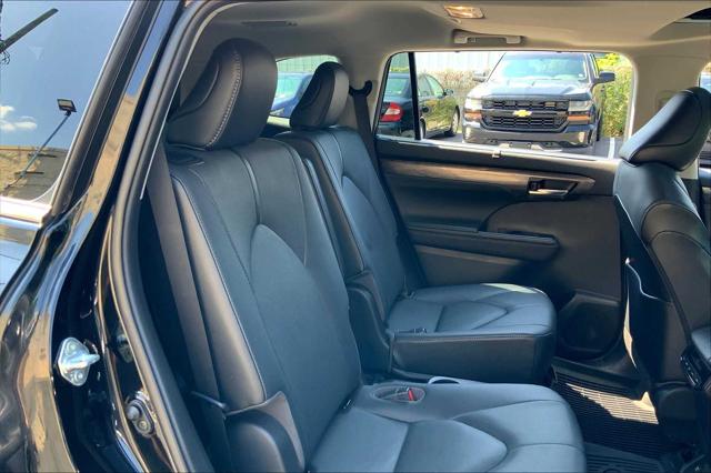 2021 Toyota Highlander Limited photo 19