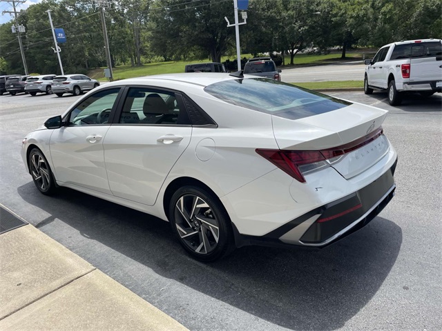 2024 Hyundai Elantra SEL Convenience photo 4