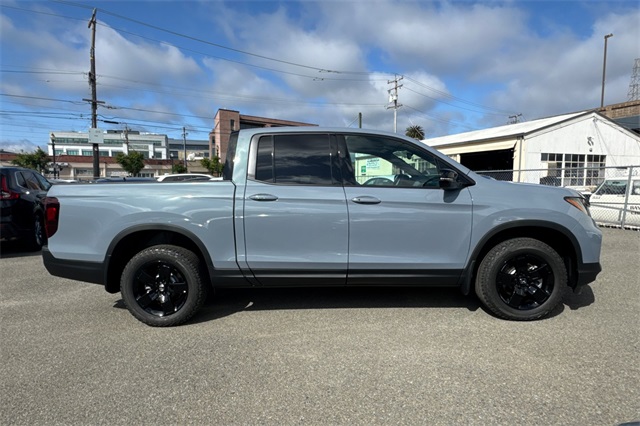 2025 Honda Ridgeline Black Edition photo 4