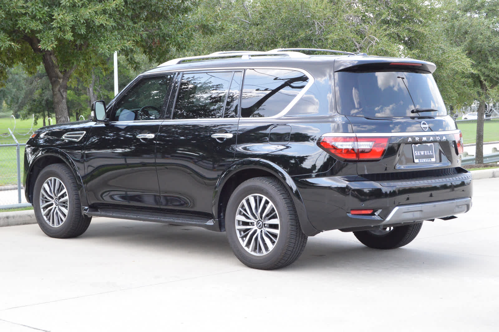 2024 Nissan Armada SL photo 3