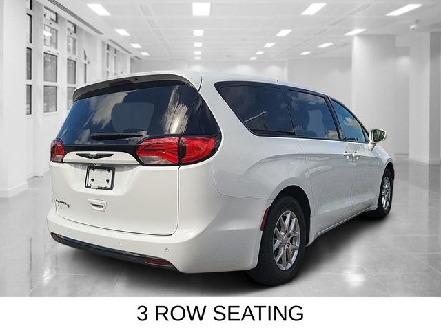 2020 Chrysler Pacifica Touring photo 3