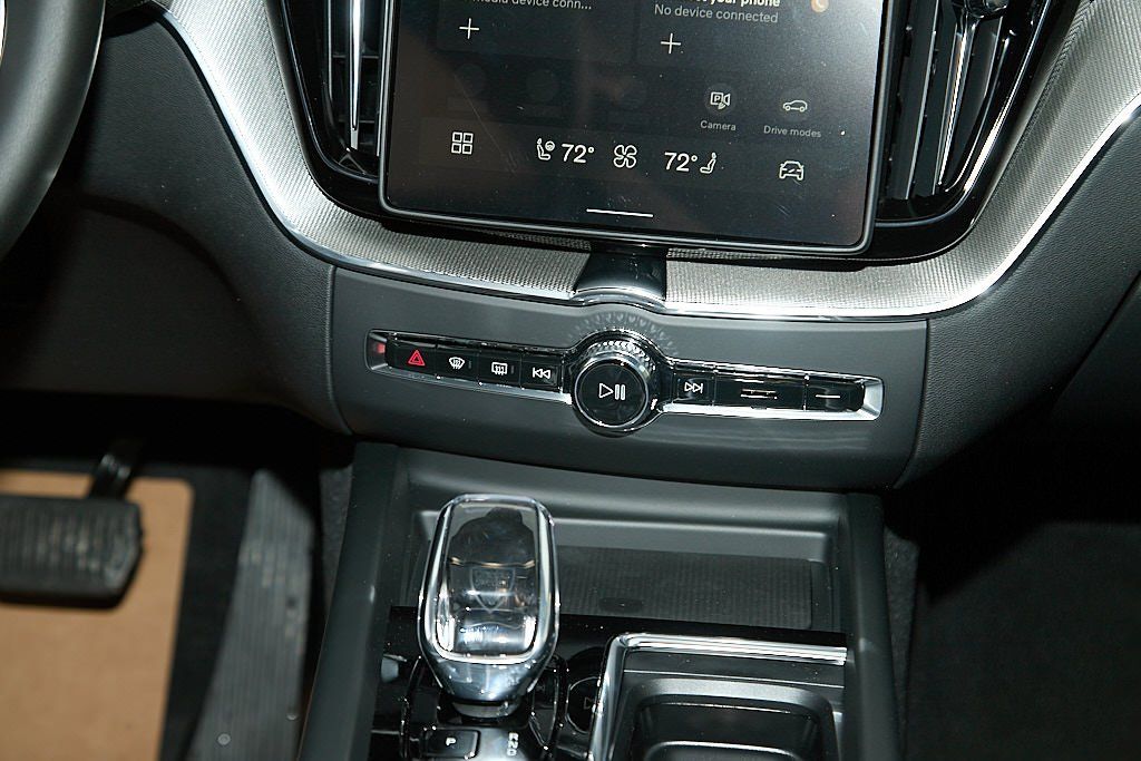 2026 VOLVO XC60 - Image 25