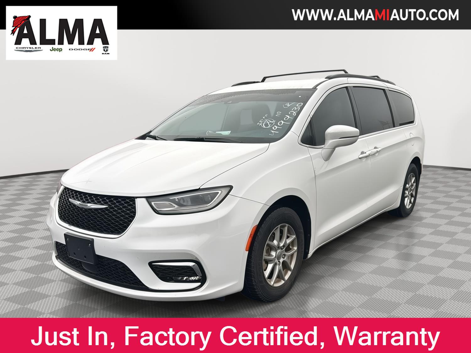 2022 Chrysler Pacifica Touring's photo