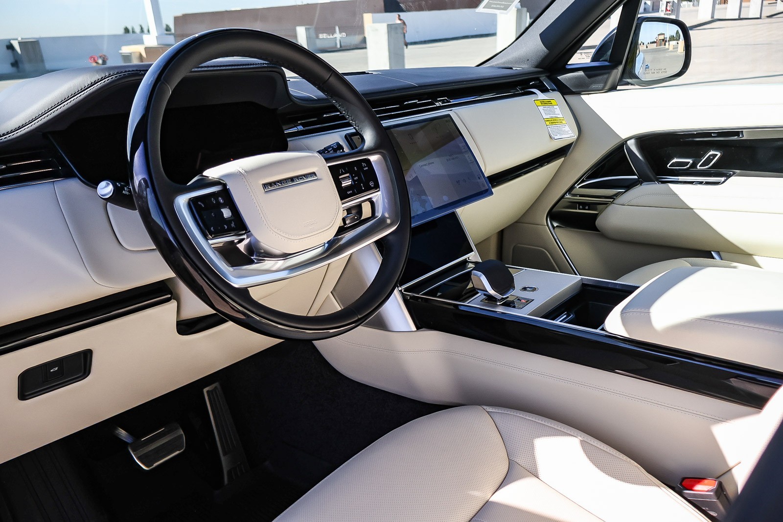 2025 Land Rover Range Rover SE photo 20
