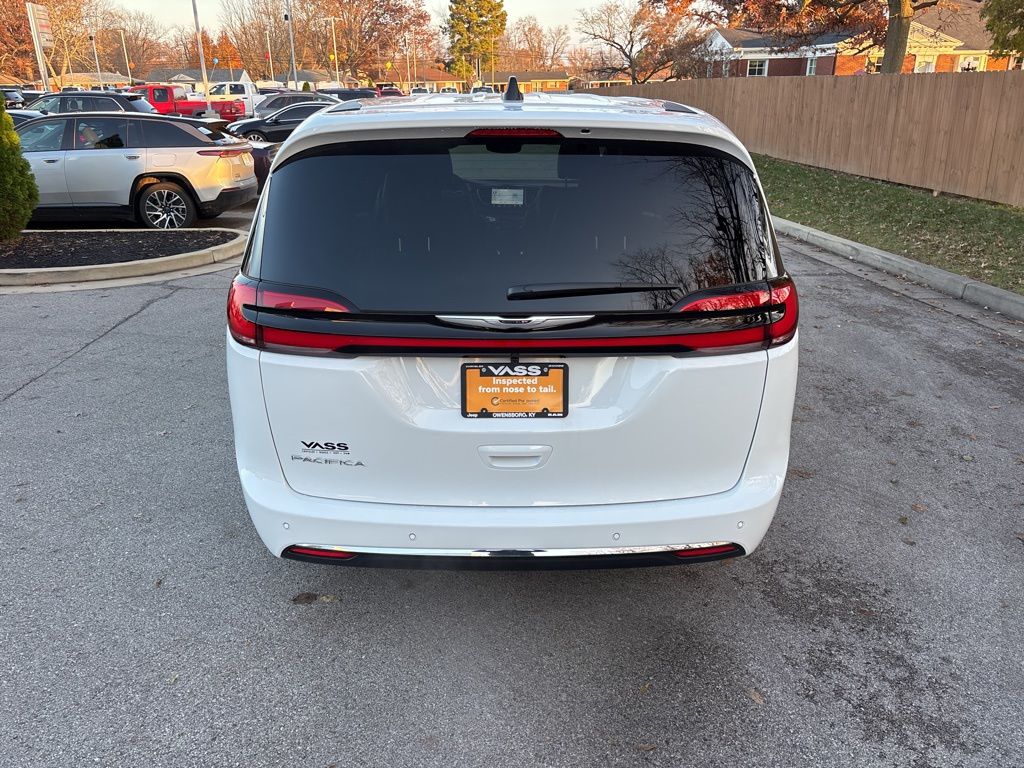 2023 Chrysler Pacifica Touring photo 4