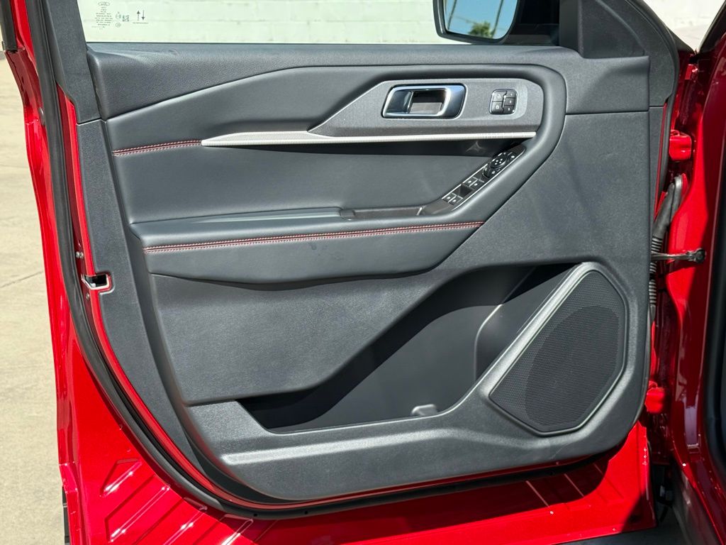 2025 Ford Explorer ST-Line photo 13