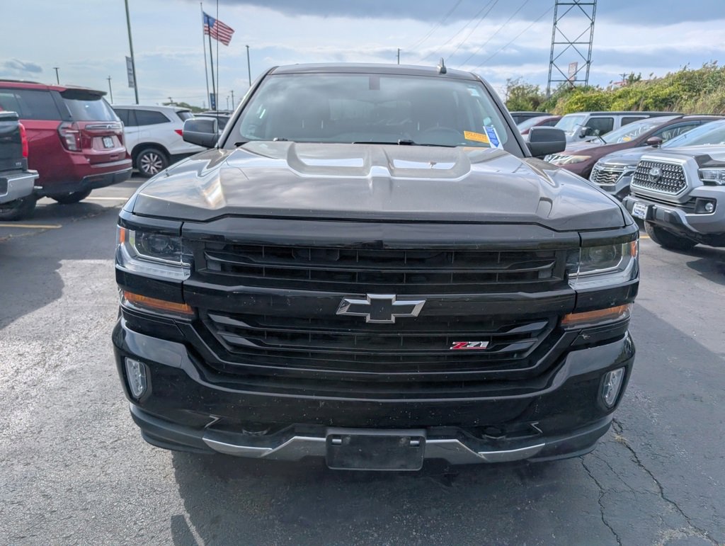 2017 Chevrolet Silverado 1500 LT photo 2