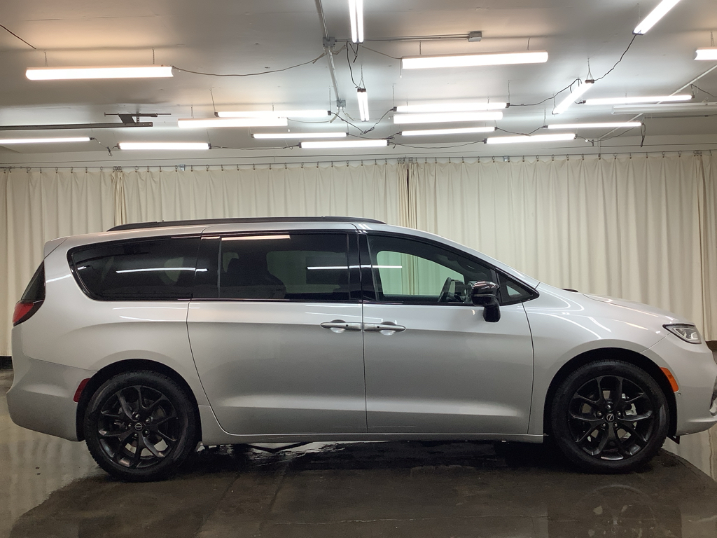 2026 Chrysler Pacifica photo 3