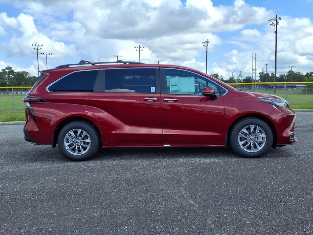2025 Toyota Sienna XLE photo 2
