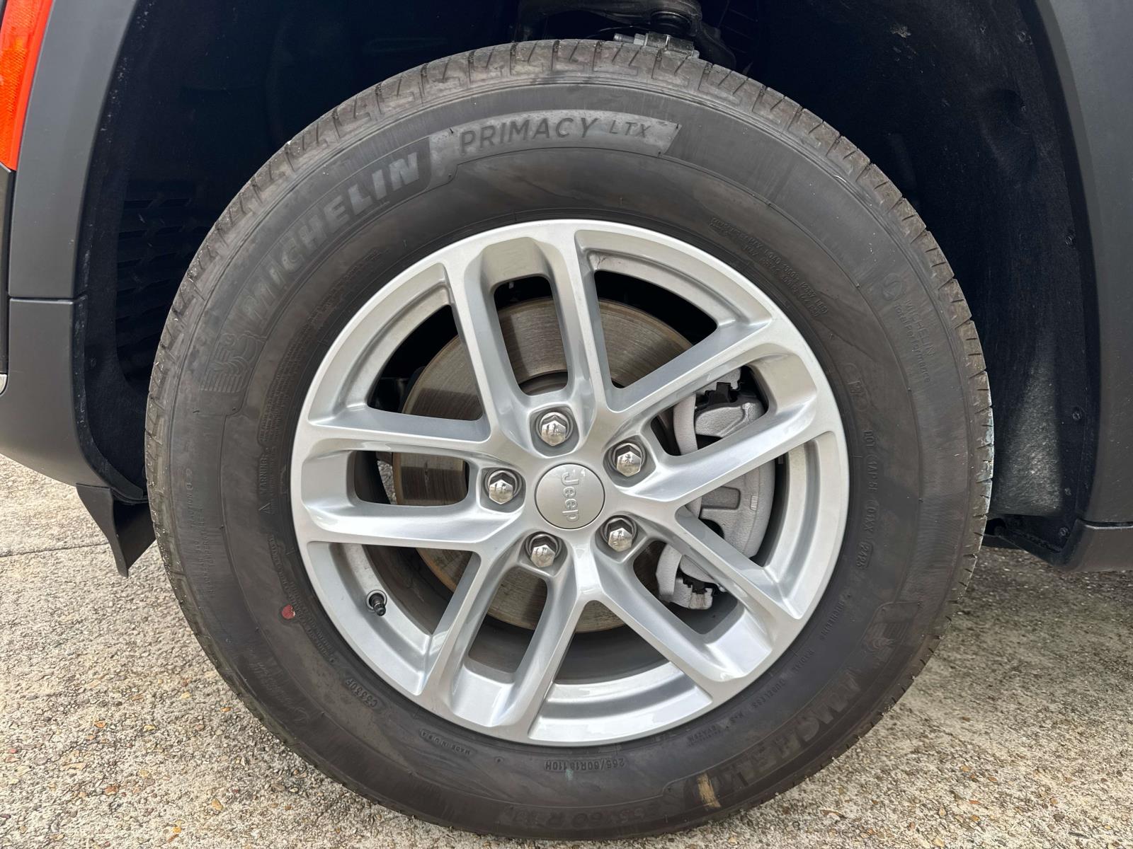 2025 Jeep Grand Cherokee Laredo X photo 2